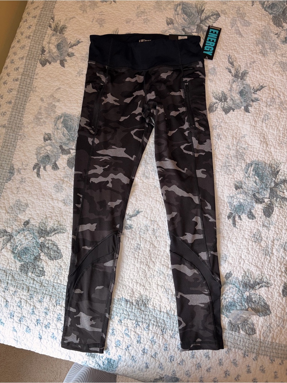 *BRAND NEW* Women’s Small Dark Camo Energy Performance Leggings
